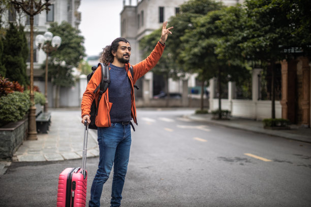 游客拿着行李走来走去图片下载