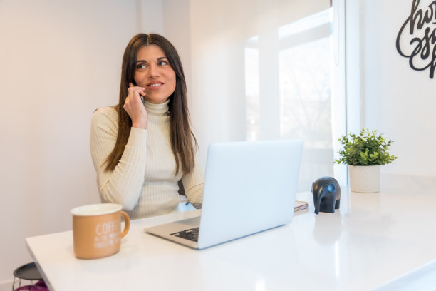 女商人用电脑打电话，做生意，在家办公，远程办公图片下载