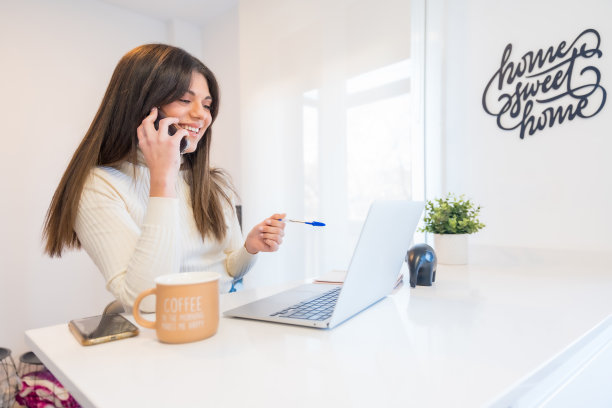 女商人的肖像工作与电脑微笑，业务，家庭办公室，远程办公图片下载