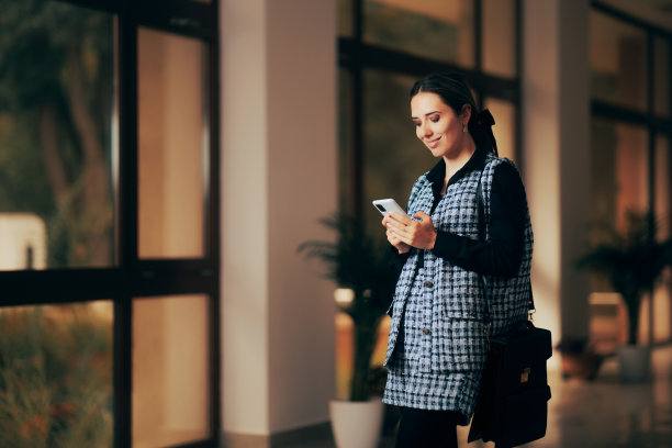 女性在工作场所穿优雅正式的办公服装图片下载