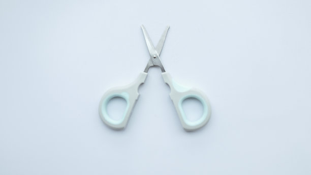 小小的简单的灰色剪刀孤立在白色上。图片下载