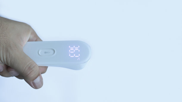 手持式数字温度计，显示正常温度，白色隔离。图片下载