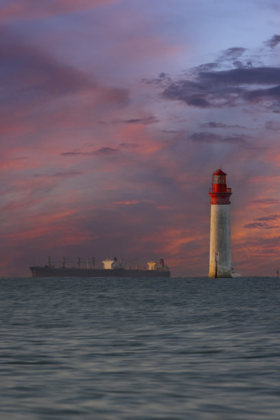 Phare de Chauvea附近的Ile de Re与船只到La Rochelle, pay de La Loire，法国图片下载