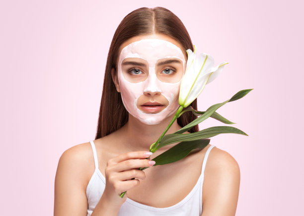 美容师为女性制作面膜，使皮肤恢复活力。面部和身体问题皮肤的美容治疗。图片下载