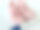 验孕棒和小婴儿拖鞋特写图片下载