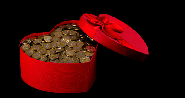 心形红色礼盒内装有100和200哈萨克坚戈硬币图片下载