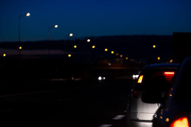 夜间高速公路出口的车辆堵塞。图片下载