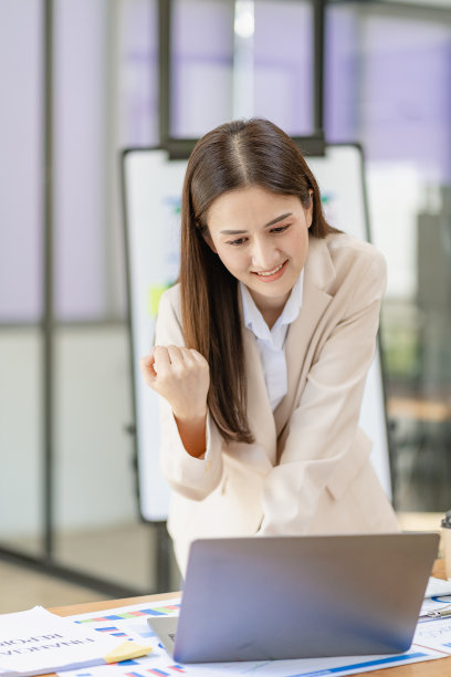 亚洲商人快乐成功的商业伙伴财务会计概念美女用笔记本电脑庆祝图片下载