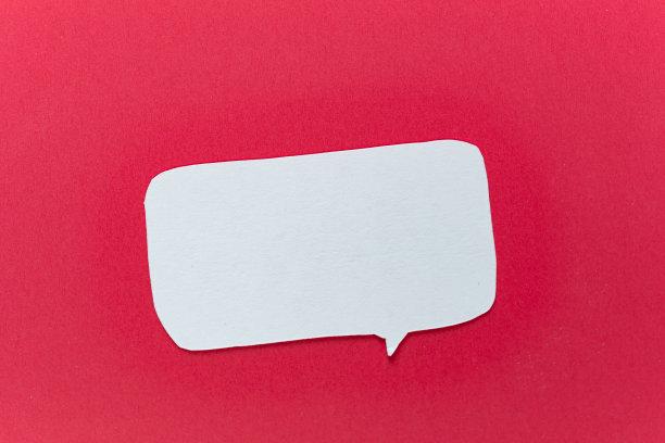红色背景上的语音气泡图片下载