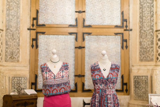 裁剪的观点，妇女街头商店的服装在夏天的一天。跳蚤市场或古董店。时尚的概念图片下载