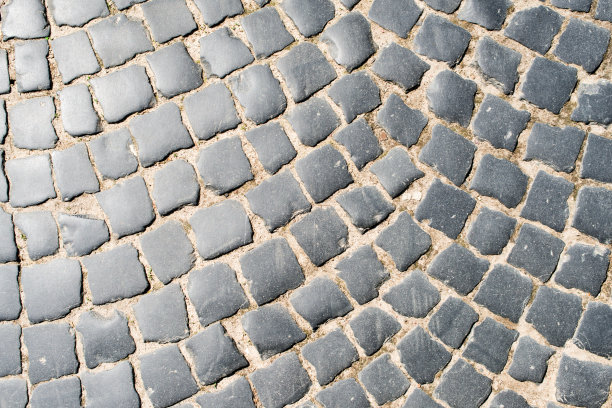 从上面看旧鹅卵石路面的抽象背景。库存图片图片下载