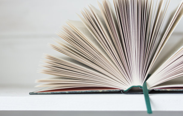 翻开书，白色背景。翻开有页的书。教育的概念。读书文学背景。智慧和知识。图片下载