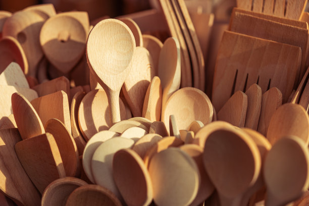 街市上有许多手工制作的木制厨具、木匙、锅铲图片下载
