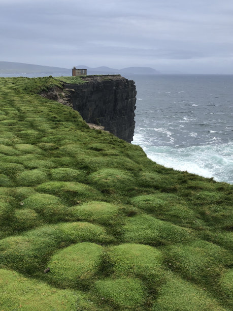 Downpatrick Head的美丽全景，位于爱尔兰梅奥的Ballycastle村庄图片下载