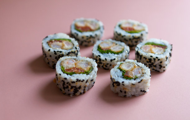 粉色背景的虾寿司卷。美食照片。各种各样的寿司图片下载