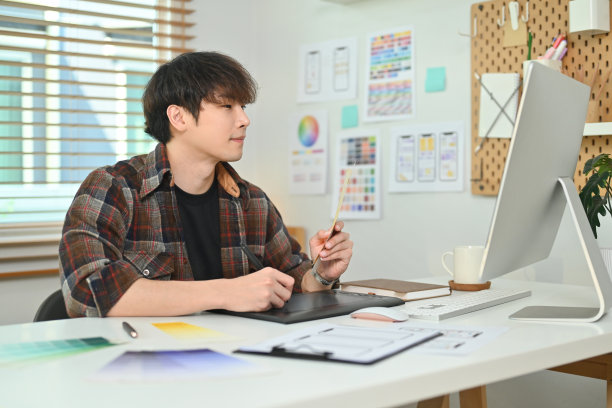 青年创意人素描规划应用程序开发原型线框的网页手机在办公室。图片下载