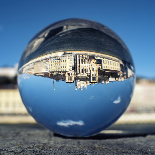 透过水晶球看里昂和索恩河图片下载