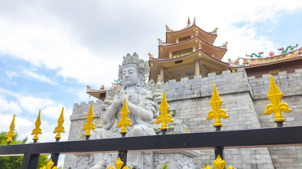 金色涂层的长矛围栏对抗修道院雕像图片下载