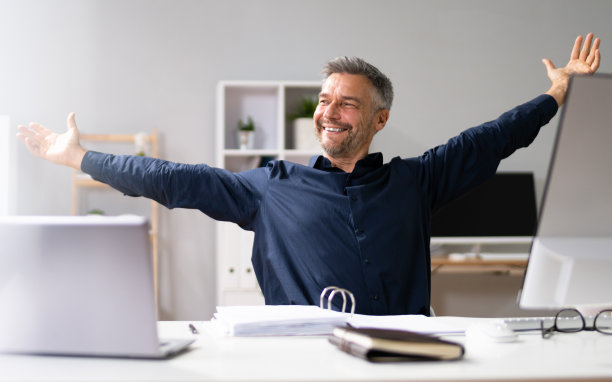 在办公椅上放松的男顾问图片下载