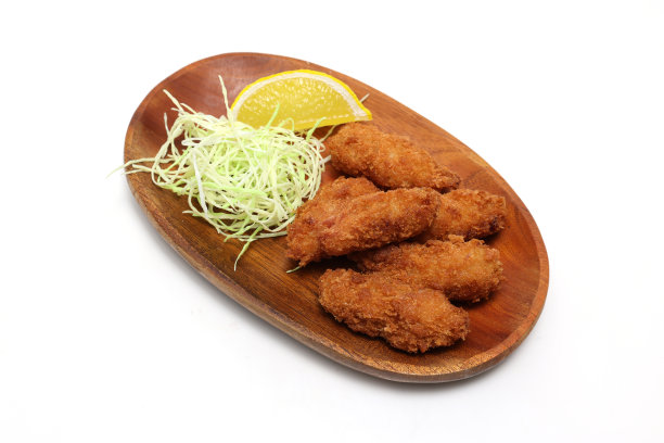 白色背景的木盘上煎生蚝。图片下载