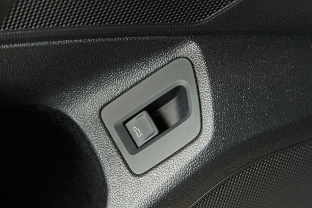 汽车内衬上的汽车后备箱打开按钮图片下载