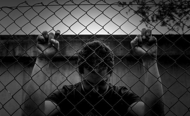 手放在栅栏上图片下载