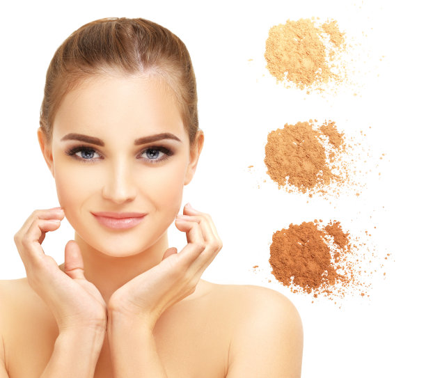 一个年轻女孩的美丽肖像。特写的化妆粉末在白色的背景图片下载