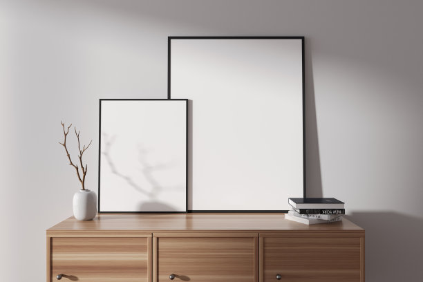 明亮的客厅内部有两张空白的白色海报图片下载