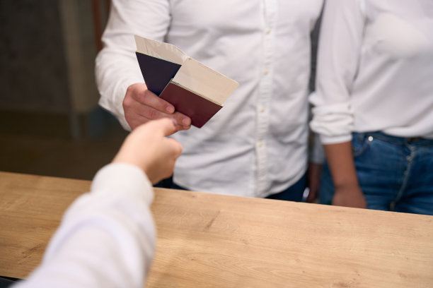 男性和女性入住酒店图片下载