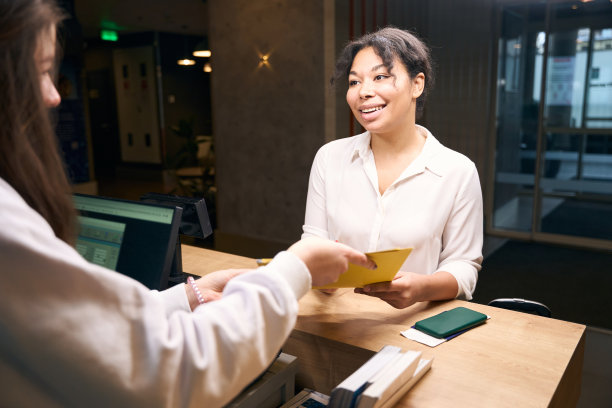 愉快的游客抵达后入住酒店图片下载