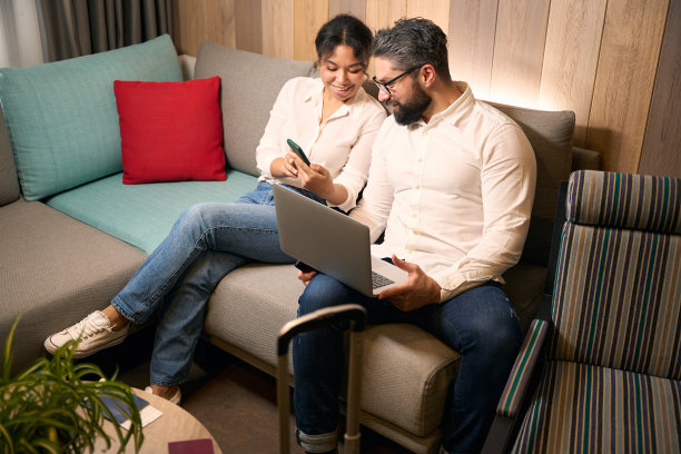 幸福的游客夫妇坐在酒店大厅图片下载