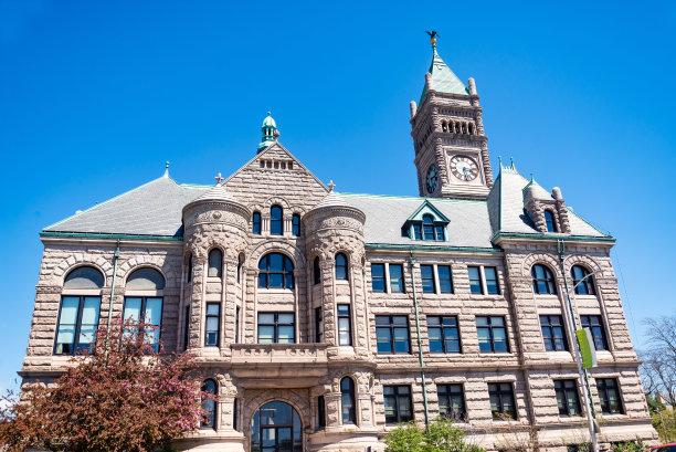 美国马萨诸塞州洛厄尔市政厅和市中心。图片下载