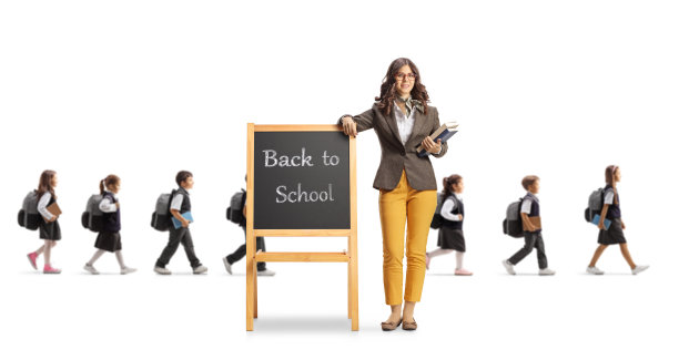 年轻的女教师靠在黑板上，学生们走在后面图片下载
