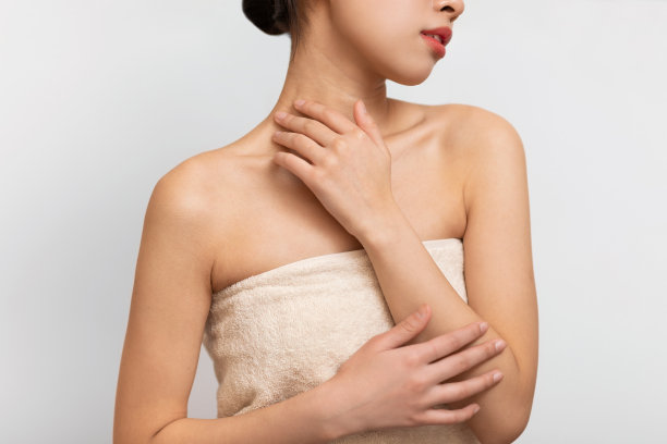 年轻的亚洲女人触摸她的身体的美丽肖像图片下载