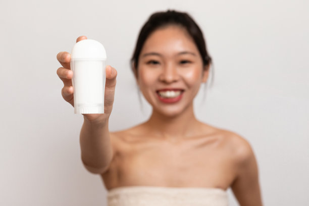 淋浴后的个人卫生和护理。快乐的年轻亚洲女士在毛巾显示腋下除臭剂图片下载