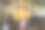 一个站在公园里，拿着一片树叶挡在面前的女人图片下载