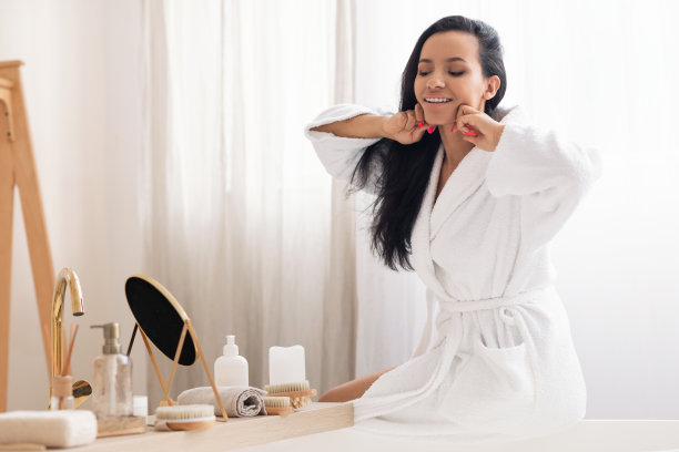 迷人的黑人女士按摩脸照顾皮肤在浴室图片下载