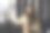 梦幻的女孩闭上眼睛，手里拿着一杯饮料，坐在咖啡馆柔软的沙发上。小女孩下班后休息。图片下载