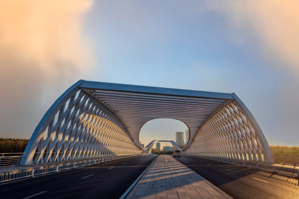 夕阳下的现代桥图片下载