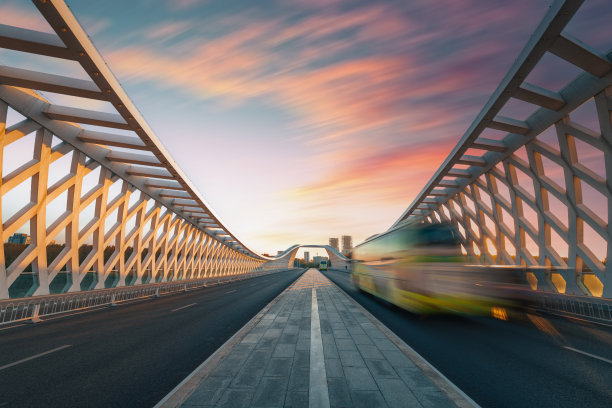 夕阳下的现代桥图片下载