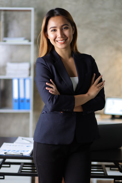 一个迷人的商业女性在办公室的肖像。图片下载