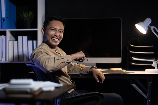 负责任的商人，晚上在办公室工作，加班加点地完成业务项目。通过努力工作取得成功的商人。图片下载