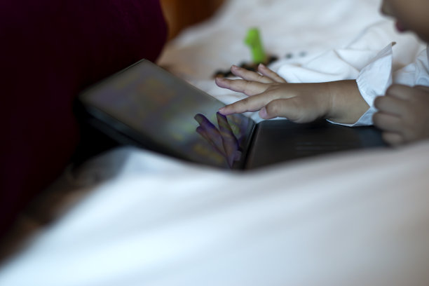 小朋友玩数码平板，现代学习理念图片下载