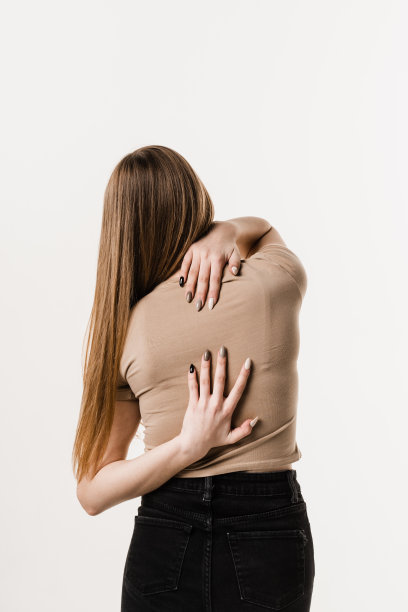 颈椎骨软骨病是年轻女性的神经根性综合征。美女脊柱疼痛，因为脊神经受压。图片下载