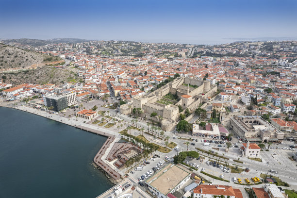 游艇在Cesme码头无人机照片，Cesme伊兹密尔，土耳其图片下载