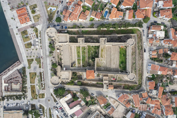 游艇在Cesme码头无人机照片，Cesme伊兹密尔，土耳其图片下载