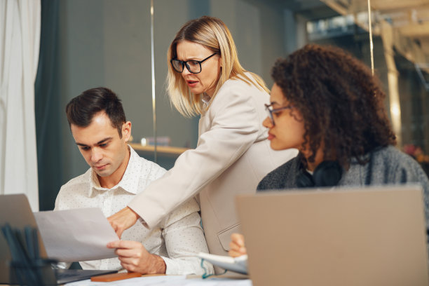 业务团队一起坐在办公桌旁分析新的财务项目图片下载