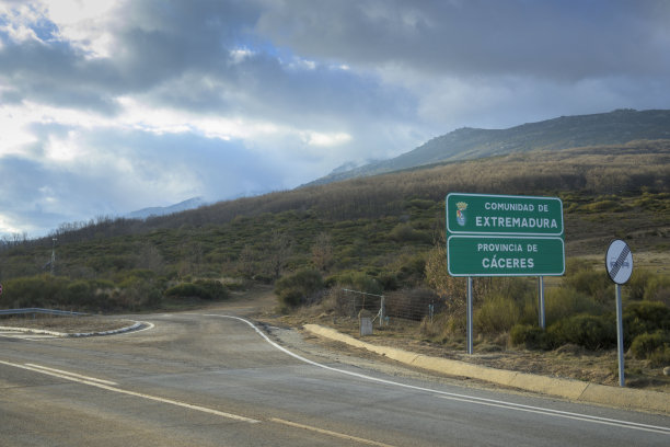 通往埃斯特雷马杜拉社区的入口道路，卡塞雷斯省，托纳瓦卡斯港图片下载