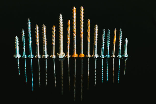 由螺丝制成的城市天际线-建筑概念图片下载