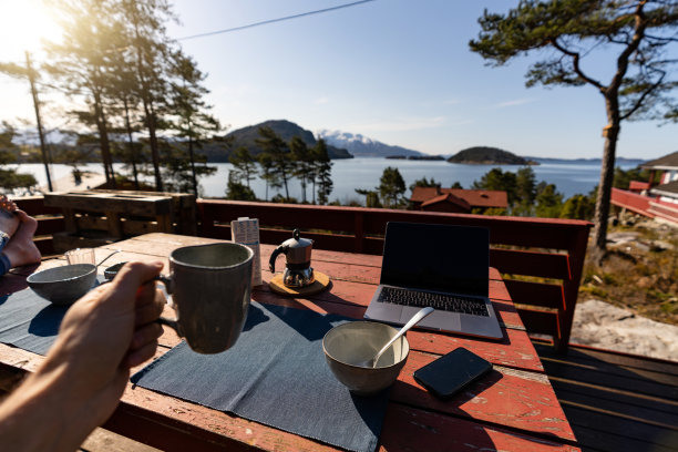 挪威，一名男子在春天的度假胜地放松图片下载